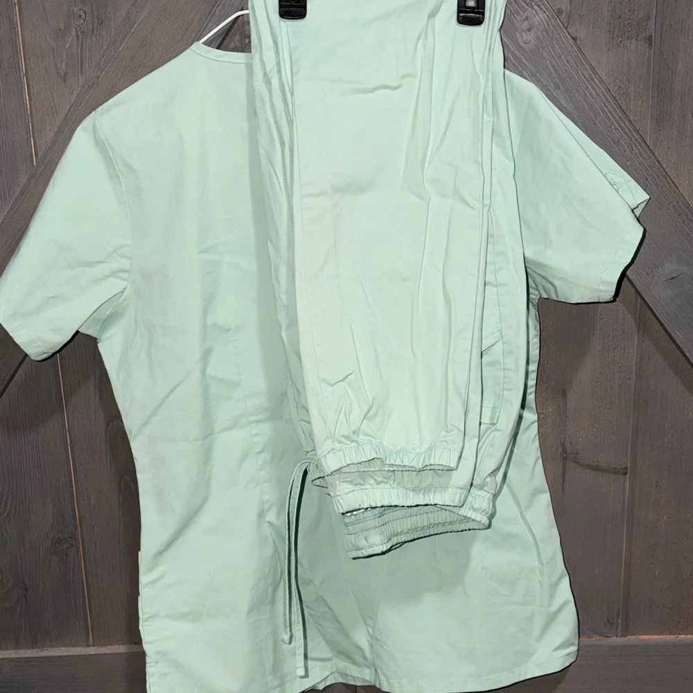 Butter-Soft Women's Mint Green Scrub Top - Picture 6 of 8